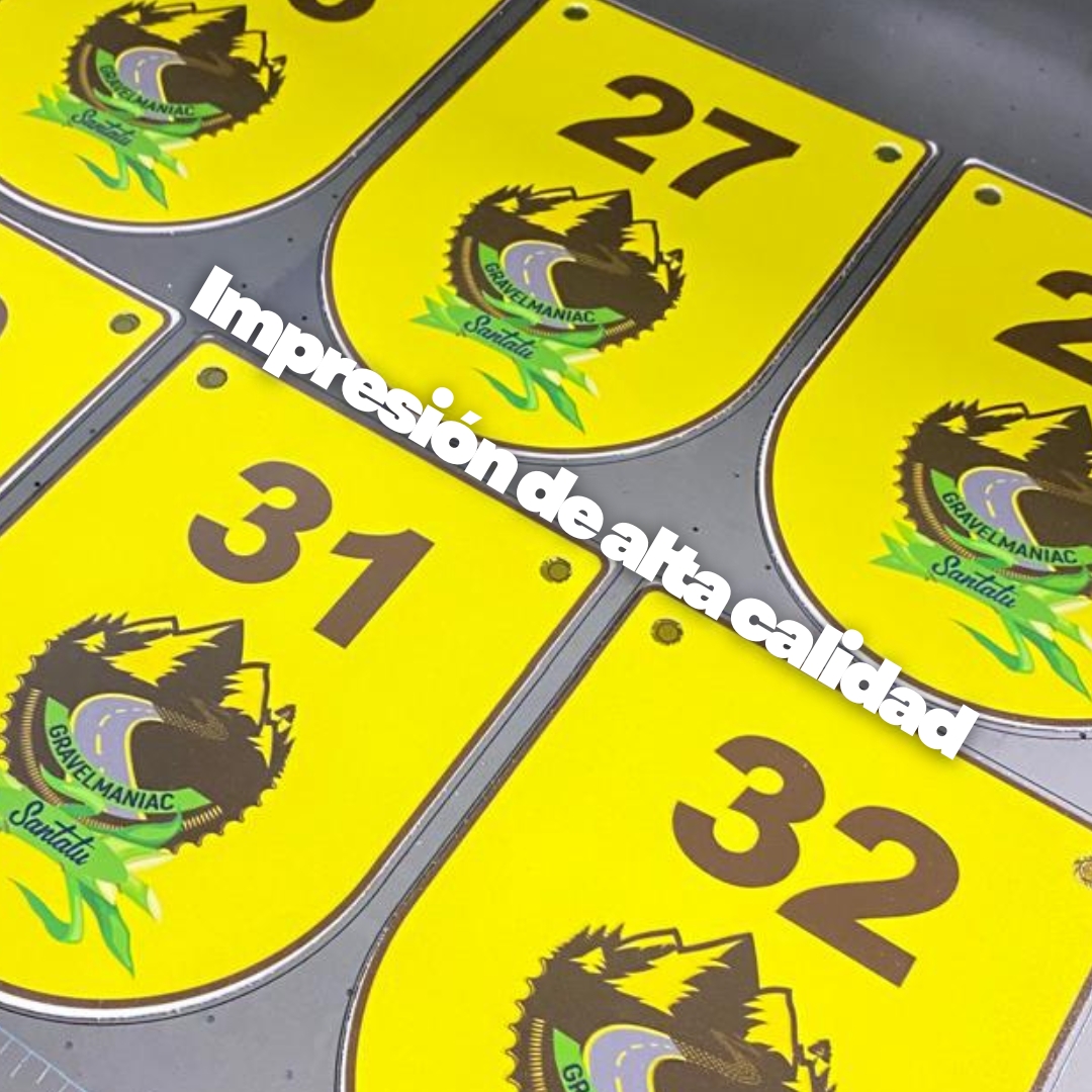 Placas amarillas impresas a todo color con números y logotipo